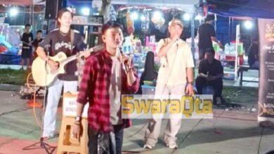 Photo of Mendadak Ngamen, Penyanyi Viral Tri Suaka Bersama Zidan Hibur Warga Poso