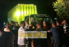Photo of Prajurit Denzipur Poso Respon Cepat Evakuasi Mobil Truk Terbalik