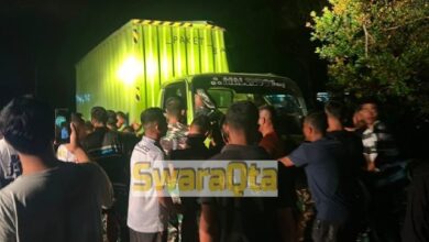 Photo of Prajurit Denzipur Poso Respon Cepat Evakuasi Mobil Truk Terbalik