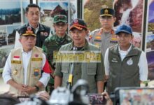 Photo of Hotspot Kalbar-Kalteng Naik, Menhut Raja Antoni Rapatkan Barisan di Pontianak