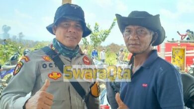 Photo of Ketua DPRD Poso Bersama Kapolsek Pamona Selatan Bantu Padamkan Karhutla