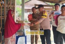 Photo of Peduli Sesama, SKUT Poso Salurkan Bantuan Alquran di Taman Pengajian Desa Kabalo